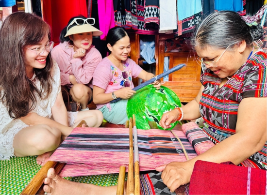 Visitors experiencing Zeng weaving in A Luoi. Photo: Ngoc Hoa